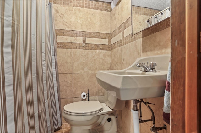 942 Mount Vernon Rd, Newark, OH 43055 - full bathroom with tile walls, toilet, a shower with shower curtain, and a sink