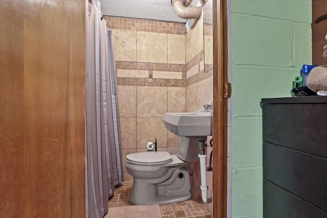 942 Mount Vernon Rd, Newark, OH 43055 - full bathroom with toilet, curtained shower, and tile walls