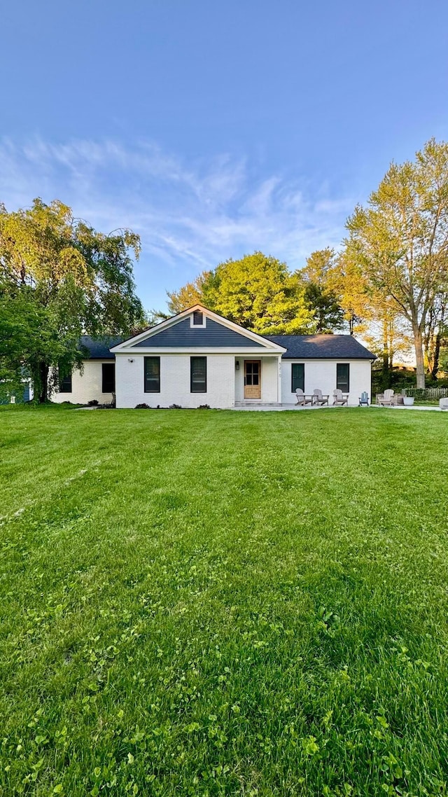 5210 Chevy Chase Ct, Columbus, OH 43220 - rear view of property featuring a lawn