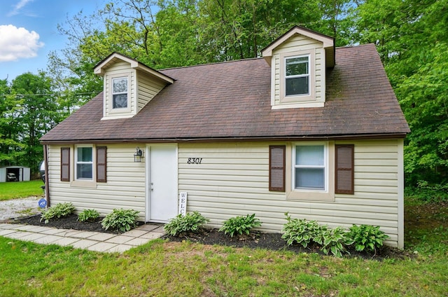 8301 Bennington Chapel Rd, Centerburg, OH 43011 - cape cod-style house with roof with shingles and a front lawn