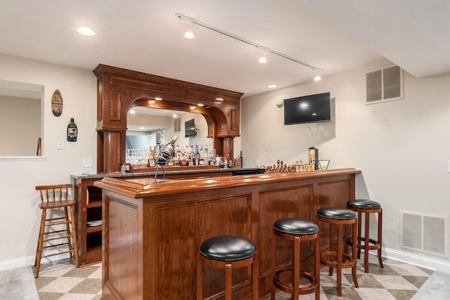 5552 Quail Hollow Way, Westerville, OH 43082 - indoor wet bar featuring baseboards and track lighting