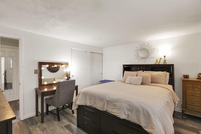 5042 Lindora Dr, Columbus, OH 43232 - bedroom featuring dark wood-style flooring, a closet, and baseboards