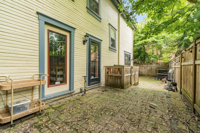688 S 5th St, Columbus, OH 43206 - fenced backyard featuring a patio area