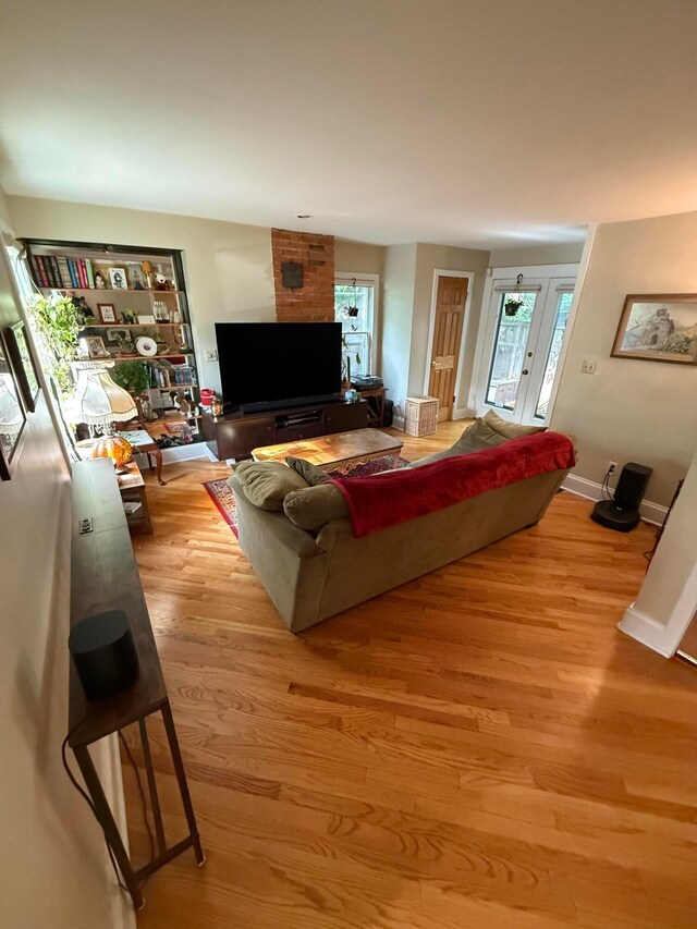 688 S 5th St, Columbus, OH 43206 - living area featuring light wood-style flooring