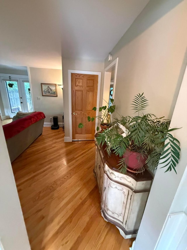 688 S 5th St, Columbus, OH 43206 - foyer entrance with light wood finished floors and baseboards