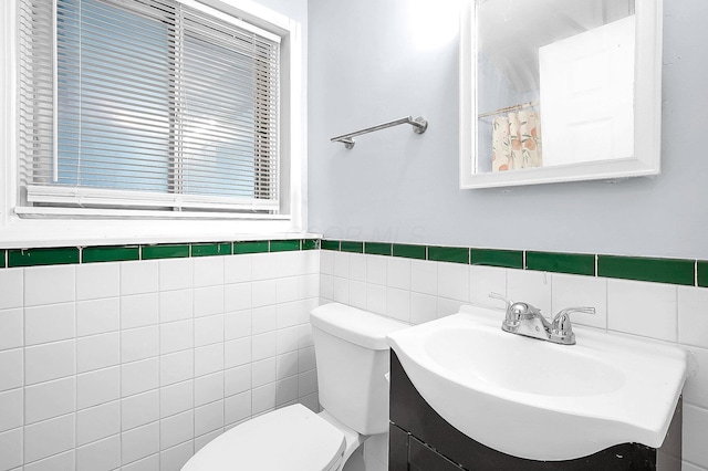 4980 Comstock Dr, Columbus, OH 43232 - bathroom featuring toilet, vanity, tile walls, and curtained shower