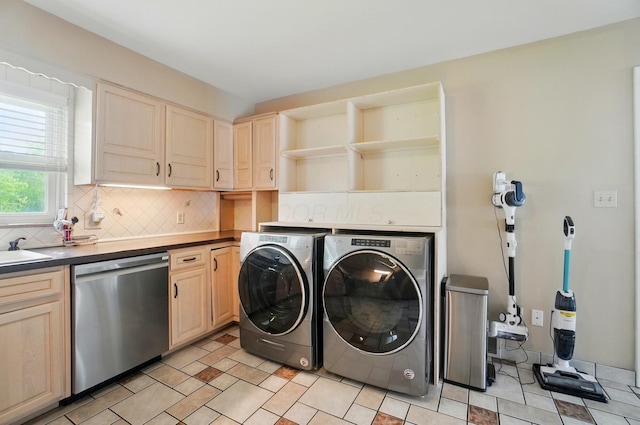 1096 Lancaster Ave, Reynoldsburg, OH 43068 - laundry area featuring independent washer and dryer