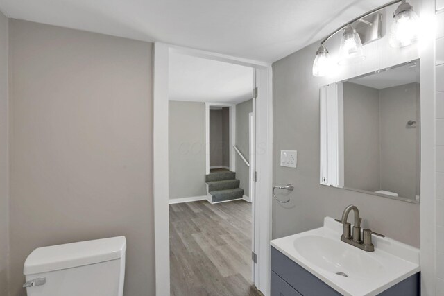 901 E Vine St, Mount Vernon, OH 43050 - bathroom featuring wood finished floors, toilet, vanity, and baseboards