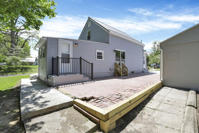 901 E Vine St, Mount Vernon, OH 43050 - rear view of property featuring entry steps and a patio