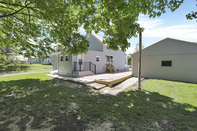 901 E Vine St, Mount Vernon, OH 43050 - back of property featuring a lawn