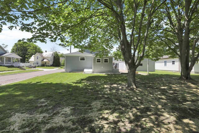 901 E Vine St, Mount Vernon, OH 43050 - view of front facade featuring a front lawn