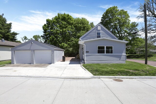 901 E Vine St, Mount Vernon, OH 43050 - view of front of property with a garage, an outdoor structure, and a front lawn