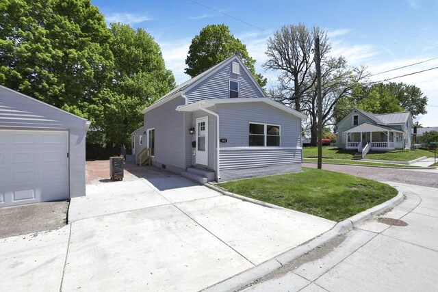 901 E Vine St, Mount Vernon, OH 43050 - bungalow-style house featuring driveway, a garage, entry steps, a front yard, and covered porch