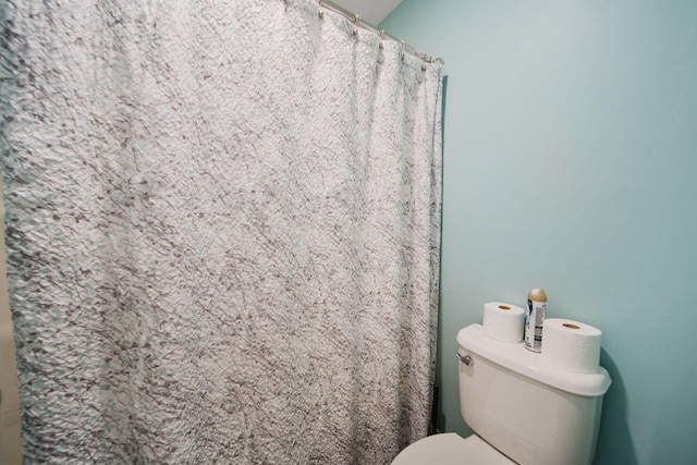 2991 Green Line Way, Columbus, OH 43231 - bathroom with toilet and a shower with curtain