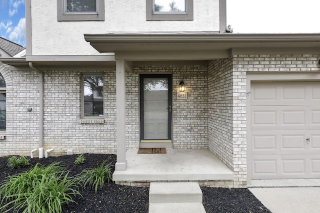4832 Bay Grove Ct, Groveport, OH 43125 - doorway to property with stucco siding, brick siding, and a porch