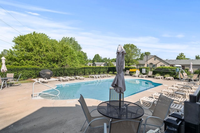 143 Falls Peak Ln, Delaware, OH 43015 - community pool with a patio area