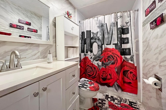 6024 Winterberry Dr, Galloway, OH 43119 - bathroom with toilet, vanity, a shower with curtain, and tasteful backsplash