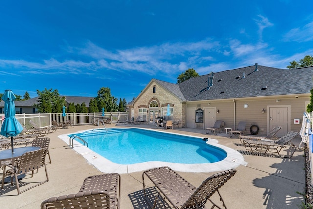 6681 Lakeview Cir, Canal Winchester, OH 43110 - community pool with a patio area