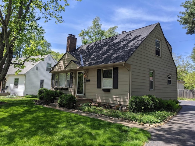 198 Loveman Ave, Worthington, OH 43085 - view of front facade featuring a chimney, a front yard, and roof with shingles