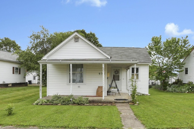 936 Washington Ave, Lancaster, OH 43130 - bungalow-style home featuring a porch, a front yard, and roof with shingles