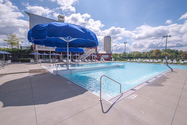 10641 Arrowwood Dr, Plain City, OH 43064 - community pool with a patio