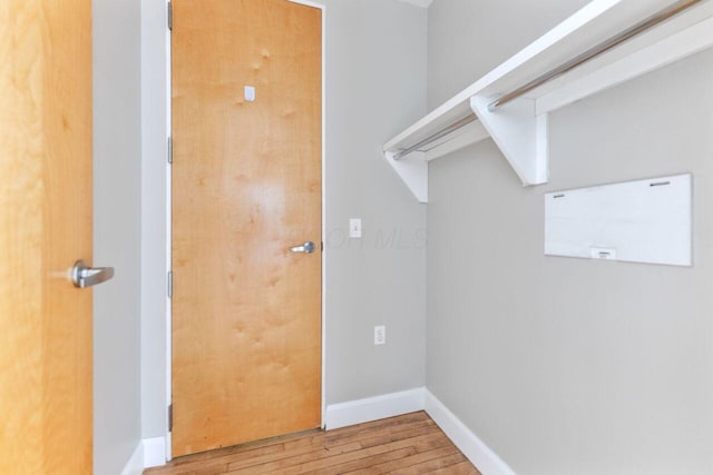 106 N High St Unit 303, Columbus, OH 43215 - laundry area featuring hardwood / wood-style flooring and baseboards