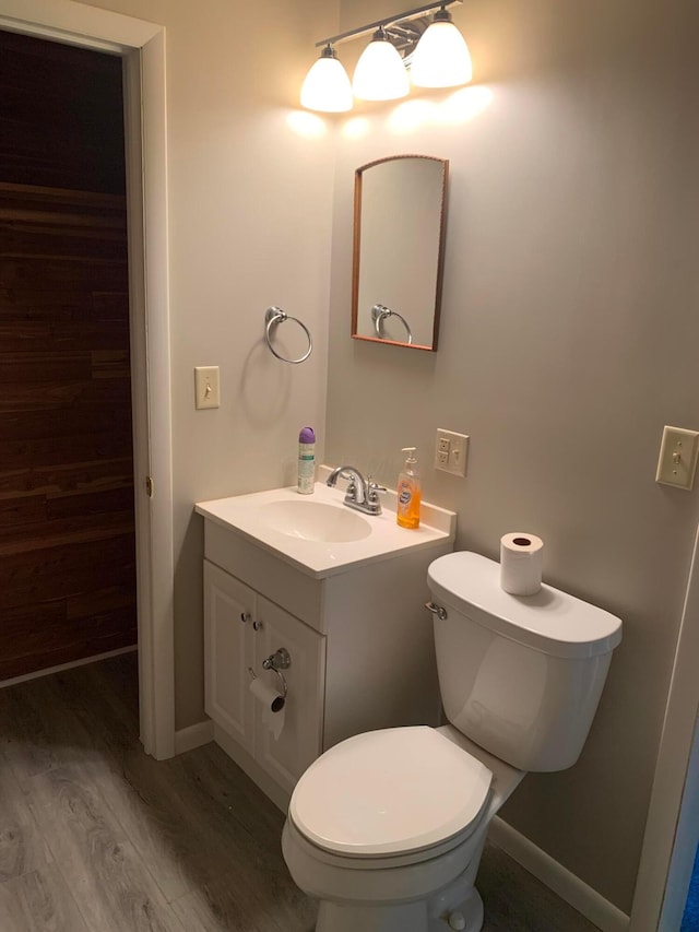 101 Gale Ct, Circleville, OH 43113 - bathroom featuring wood finished floors, vanity, toilet, and baseboards