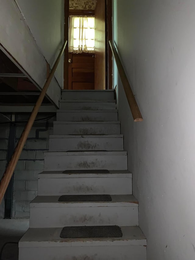 101 Gale Ct, Circleville, OH 43113 - view of staircase