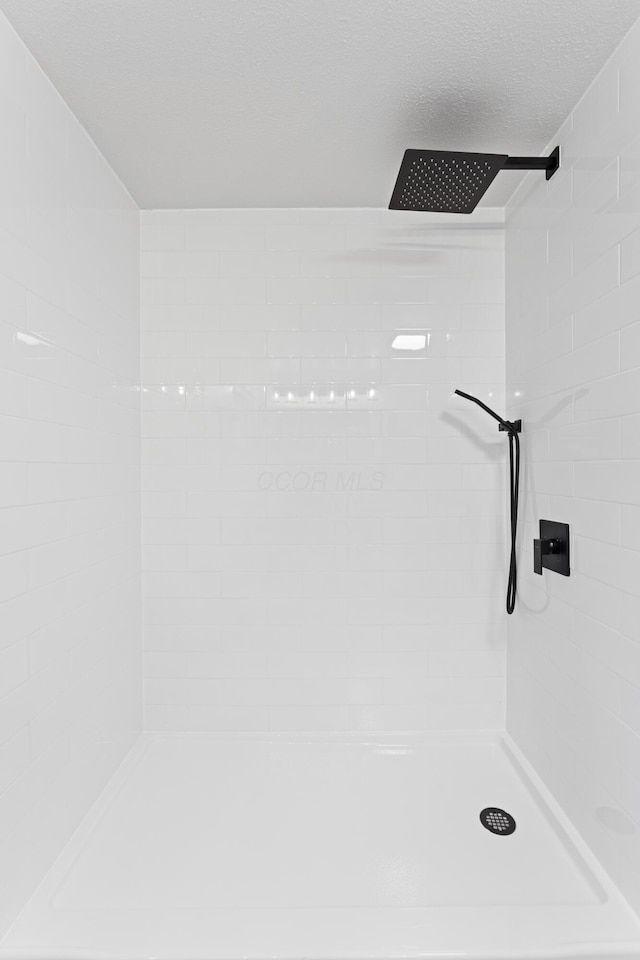 1116 S Yearling Rd, Columbus, OH 43227 - bathroom featuring tiled shower