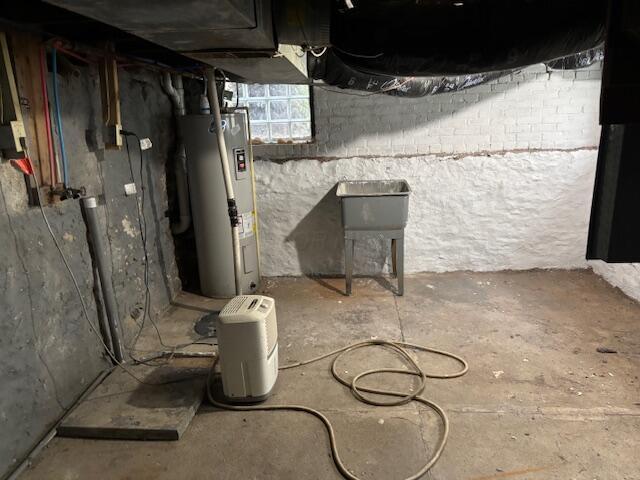 411 Berkeley Rd, Columbus, OH 43205 - below grade area featuring water heater