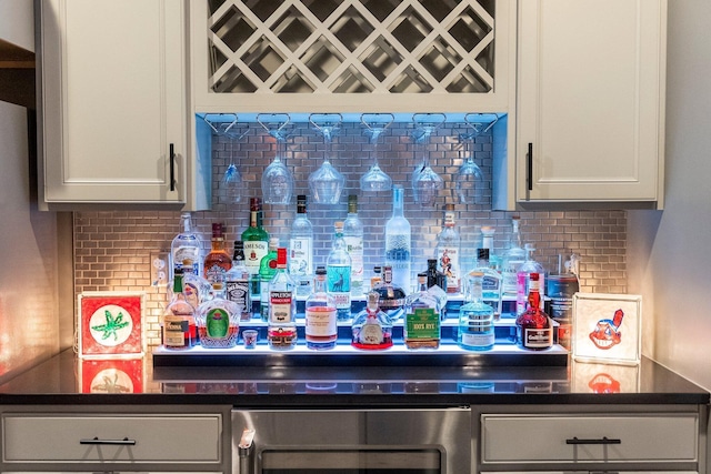 3624 Sparrow Ct, Hilliard, OH 43026 - indoor dry bar with beverage cooler and tasteful backsplash