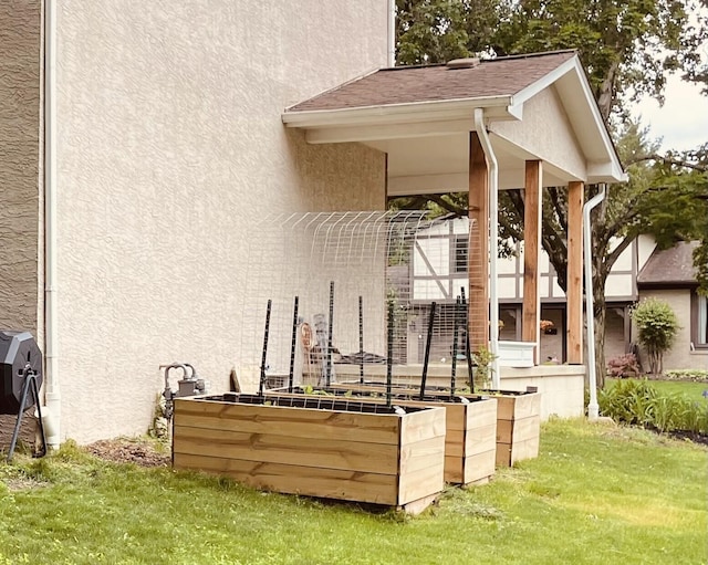 460 Blandings Ct, Worthington, OH 43085 - view of side of home featuring stucco siding, a vegetable garden, and a lawn