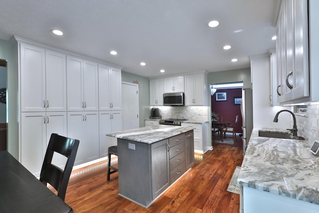 4359 Shire Cove Rd, Hilliard, OH 43026 - kitchen featuring appliances with stainless steel finishes, a sink, backsplash, a center island, and recessed lighting