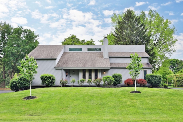 4359 Shire Cove Rd, Hilliard, OH 43026 - mid-century home with roof with shingles, a front yard, a chimney, and a porch
