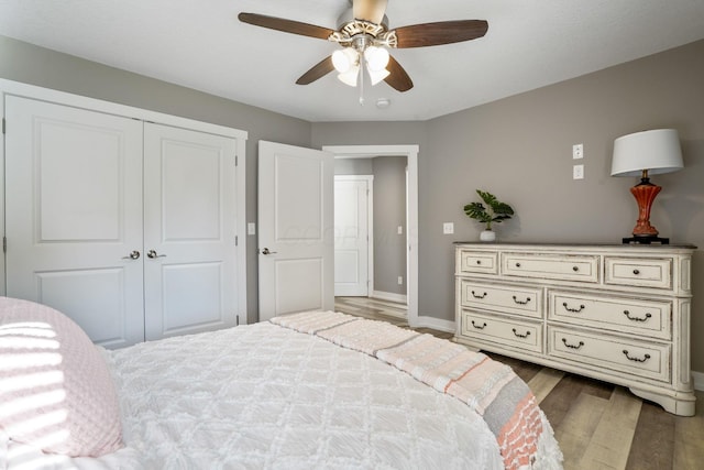107 Willows End, Bellefontaine, OH 43311 - bedroom featuring wood finished floors, a closet, baseboards, and a ceiling fan