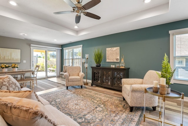 107 Willows End, Bellefontaine, OH 43311 - living area with recessed lighting, baseboards, wood finished floors, ceiling fan, and a tray ceiling