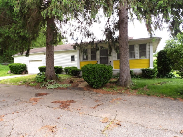 938 Meadowview Ave, Lancaster, OH 43130 - ranch-style house with a garage and asphalt driveway