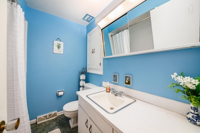 2175 Ridgeview Rd, Upper Arlington, OH 43221 - full bathroom featuring toilet, vanity, baseboards, and curtained shower