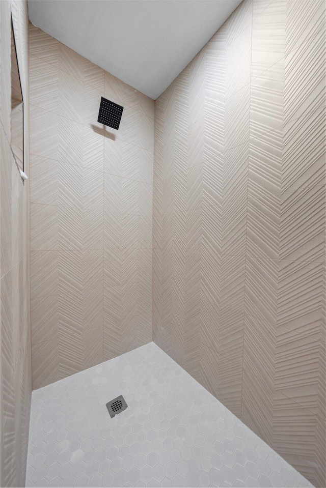 2583 Wexford Rd, Columbus, OH 43221 - bathroom with a tile shower
