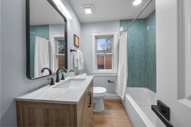 2583 Wexford Rd, Columbus, OH 43221 - bathroom featuring toilet, vanity, wood finished floors, baseboards, and shower / bath combination with curtain