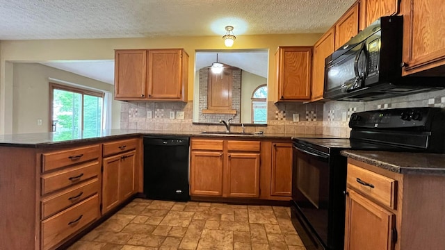 5459 Red Wynne Ln, Hilliard, OH 43026 - kitchen featuring black appliances, a sink, a peninsula, dark countertops, and a textured ceiling