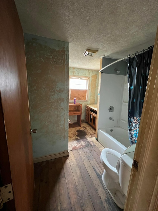 527 N 15th St, Coshocton, OH 43812 - full bathroom featuring hardwood / wood-style flooring, a textured ceiling, toilet, shower / bathtub combination with curtain, and vanity
