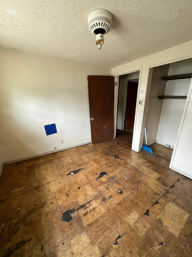527 N 15th St, Coshocton, OH 43812 - unfurnished bedroom featuring a textured ceiling