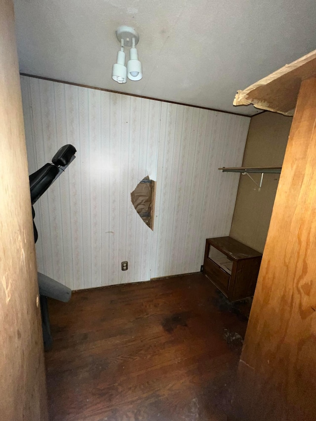 527 N 15th St, Coshocton, OH 43812 - walk in closet with wood-type flooring
