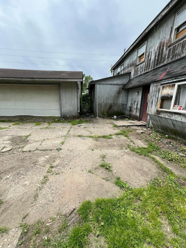 527 N 15th St, Coshocton, OH 43812 - view of yard with a garage
