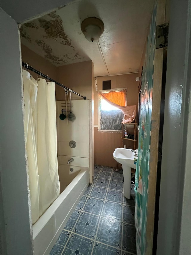 527 N 15th St, Coshocton, OH 43812 - full bath featuring tile patterned floors, shower / bath combo, and a sink