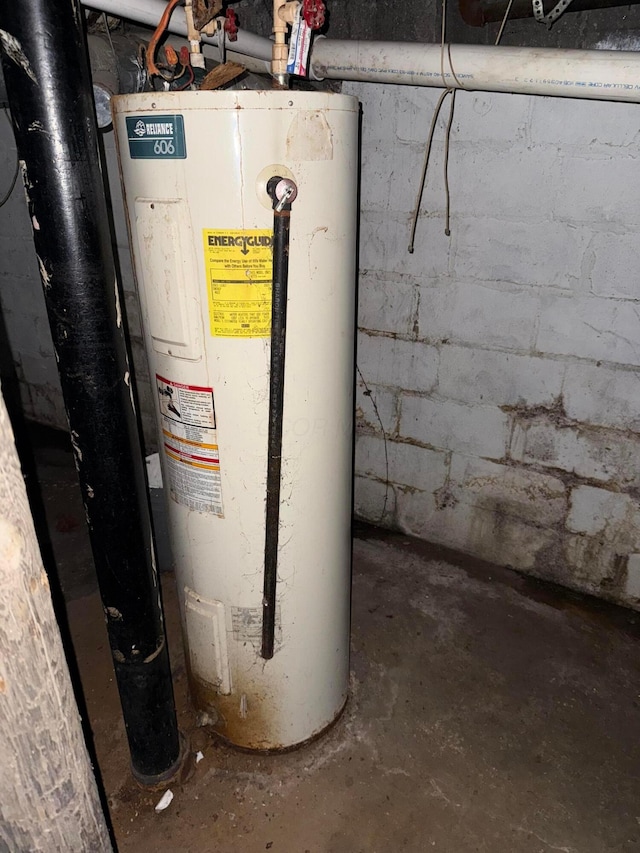 527 N 15th St, Coshocton, OH 43812 - utilities featuring gas water heater