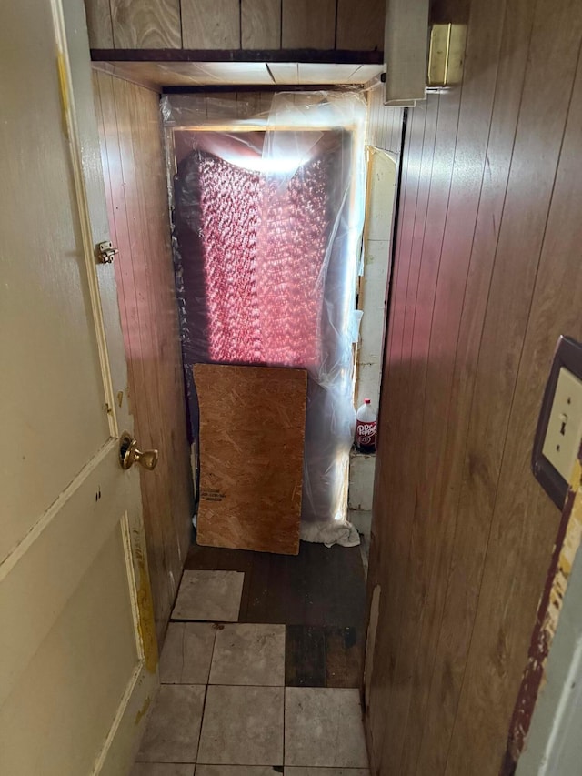 527 N 15th St, Coshocton, OH 43812 - detailed view of wood walls