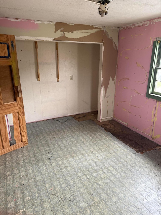 527 N 15th St, Coshocton, OH 43812 - unfurnished room with a textured ceiling