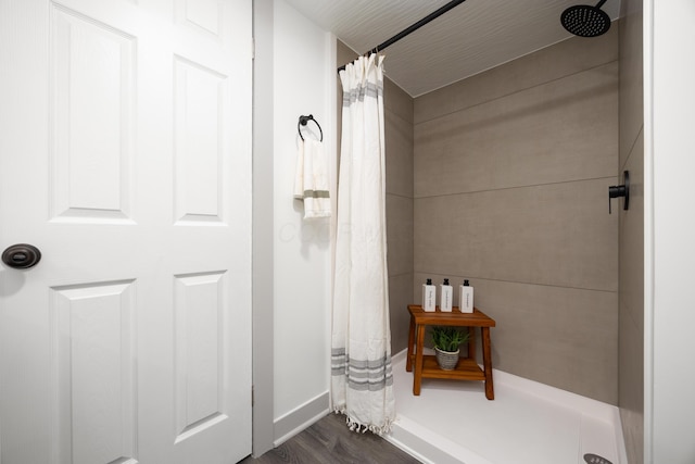 25 Vernon Ave, London, OH 43140 - bathroom featuring a shower with shower curtain, wood finished floors, and baseboards